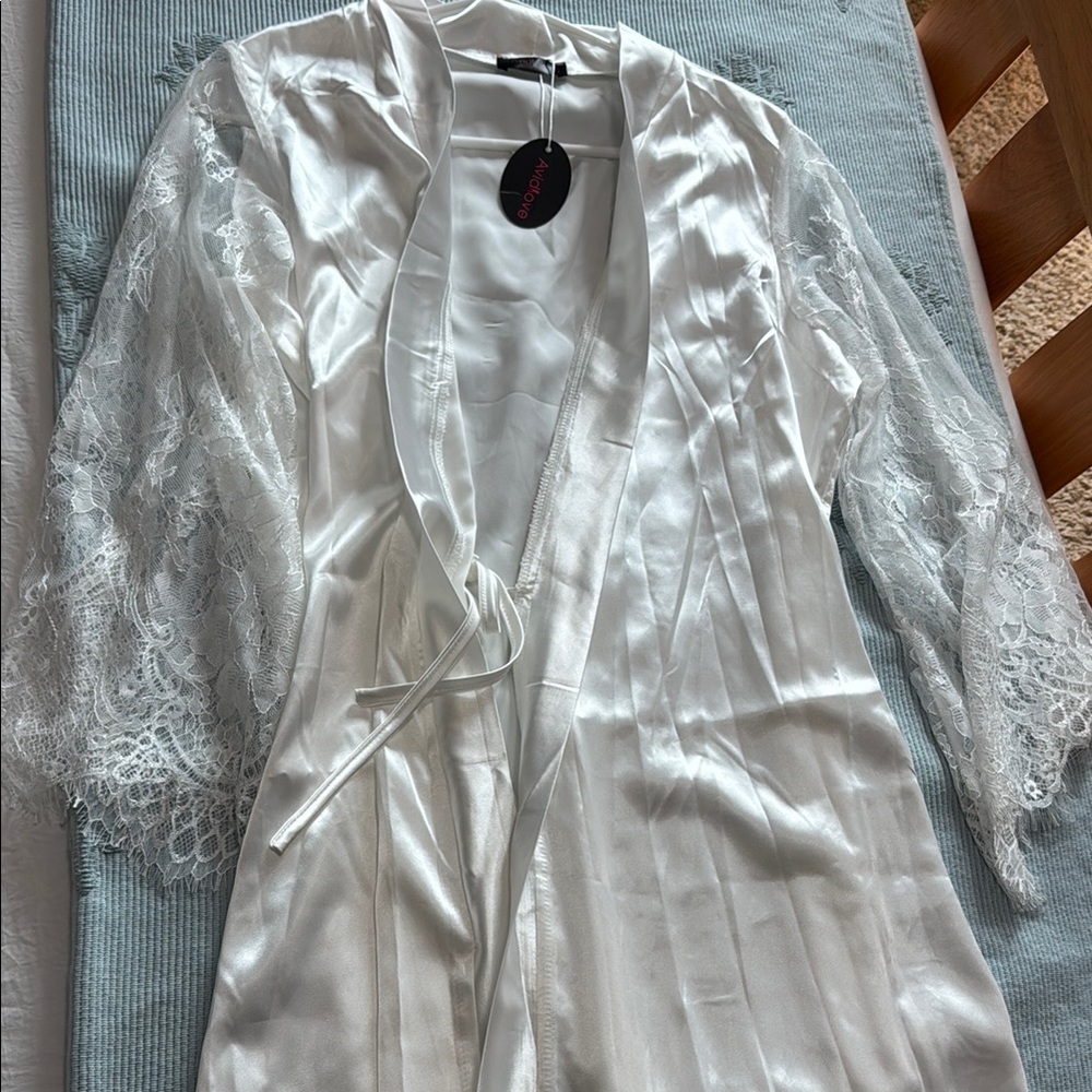White Lace Vintage-Inspired Robe